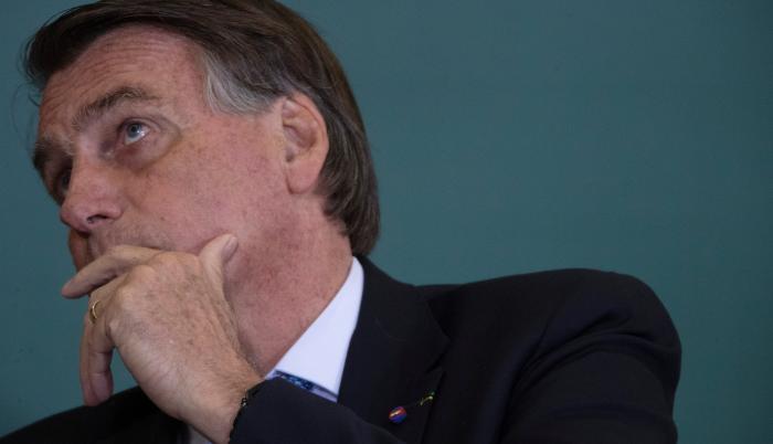 El presidente de Brasil, Jair Bolsonaro participa hoy en el Palacio do Planalto, en una ceremonia de Modernización de los Estándares de Seguridad y Salud en el Trabajo en Brasilia (Brasil).