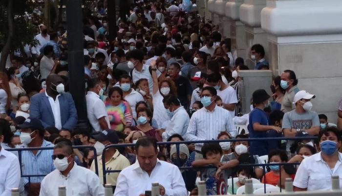 Varias personas acuden a la sesión solemne por la Independencia de Guayaquil.
