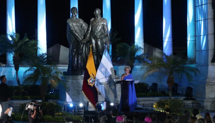 La alcaldesa Cynthia Viteri en la sesión solemne.