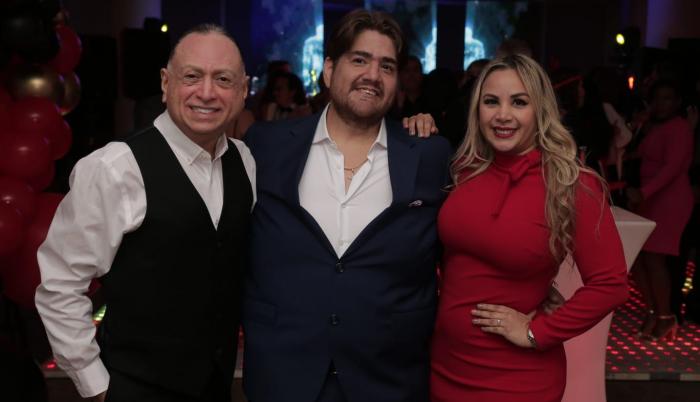 Los esposos con Erick Ruilova.