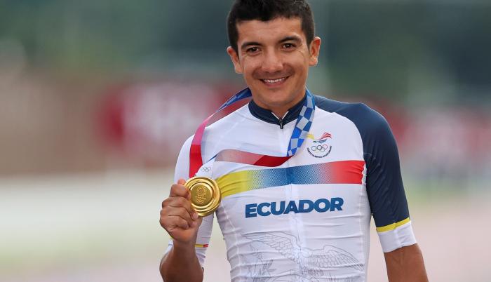 El ecuatoriano Richard Carapaz posa con la medalla de oro tras la prueba de ciclismo en ruta en los Juegos de Tokio 2020, en una fotografía de archivo.
