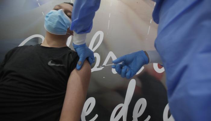 Las terceras dosis de refuerzo comenzarán a aplicarse desde este miércoles en hospitales públicos y privados, iniciando con la Fase 1 que incluye a trabajadores de la salud, adultos a partir de los 55 años, pacientes encamados, personas en asilos y casas