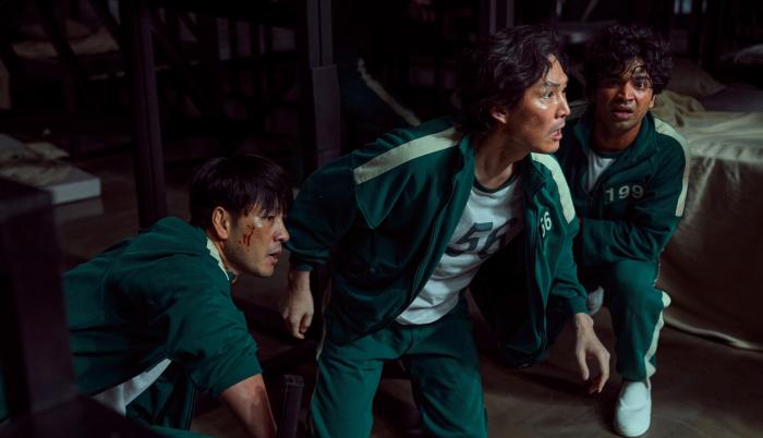 Fotograma cedido por Netflix donde aparecen los actores Park Hae Soo (i) como Cho Sang-Woo, Lee Jung-jae (c) como Seong Gi-Hun y Anupam Tripathi como Abdul Ali, durante la escena de un episodio de la primera temporada de la serie coreana