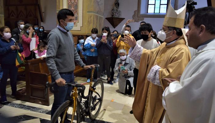 Bendición papal a Richard Carapaz
