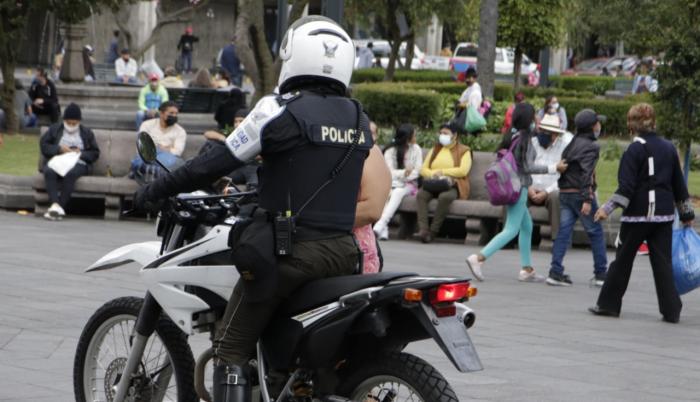 Policía plaza grande - quito