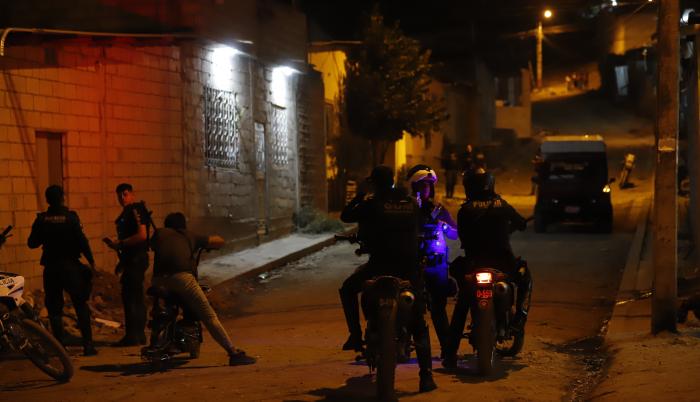 Agentes policiales llegaron al sitio para acordonar la zona y luego hacer una detonación controlada del explosivo.