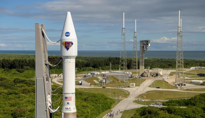 Fotografía cedida por la NASA donde se muestra un cohete Atlas V de United Launch Alliance (ULA) con la nave espacial Lucy a bordo instalado en la Plataforma de Integración Vertical este jueves en el Complejo de Lanzamiento Espacial 41 de la Estación de l