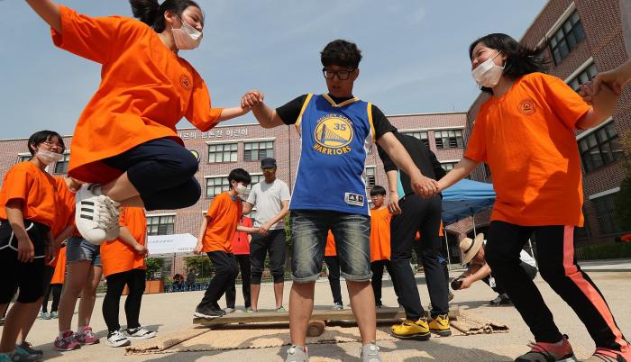 Estudiantes asisten a un evento deportivo de primavera en una escuela primaria en Seúl, en foto de archivo.