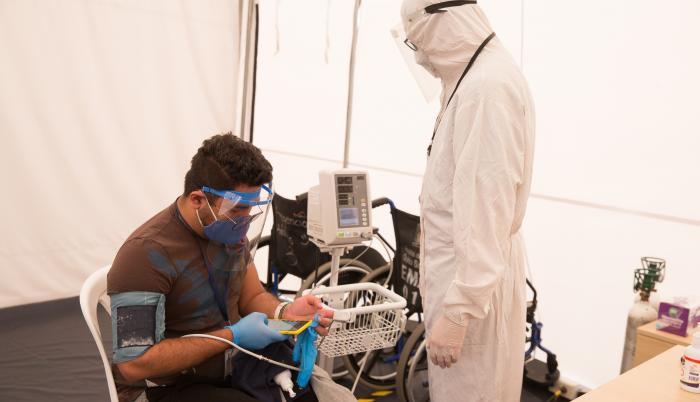Personal médico del hospital Iees del Sur toma la temperatura a una paciente en Quito, en una fotografía de archivo.