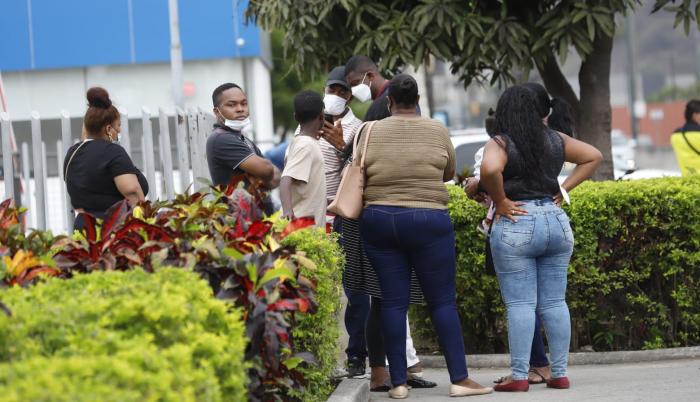 Al instituto forense también llegó la actual pareja del deportista. La chica estaba acompañada de sus familiares, quienes colocaron la denuncia por la muerte de Quiñónez.