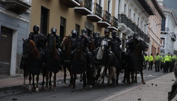 Manifestantes y policías