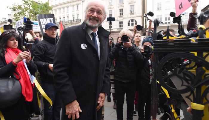 Papá de Assange