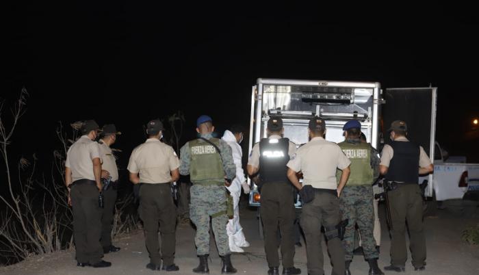 Policías llegaron al sector para retirar el cuerpo.