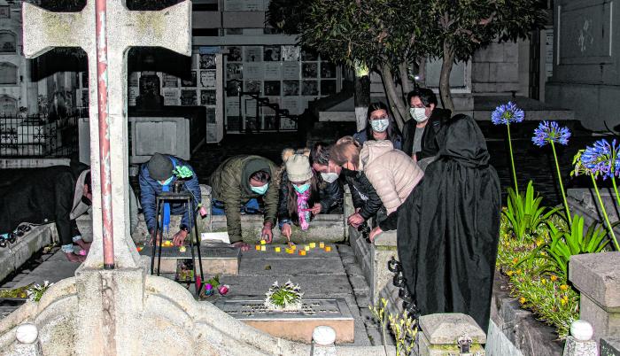 Quito. Personas participan de uno de los recorridos por dos cementerios.