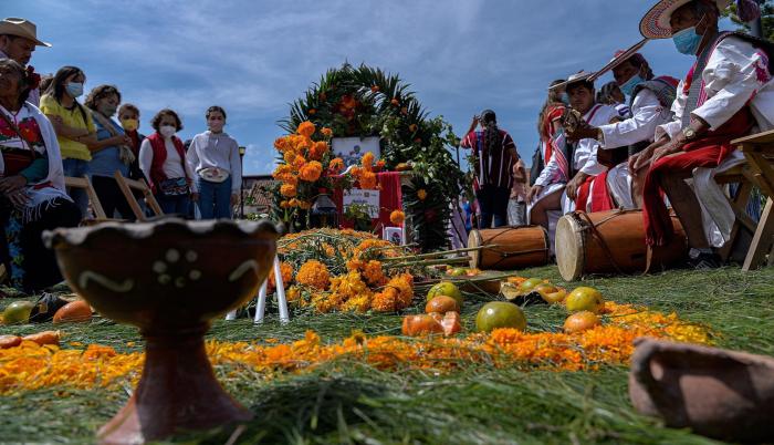 América recuerda a 2,3 millones de víctimas de covid en el Día de los Muertos