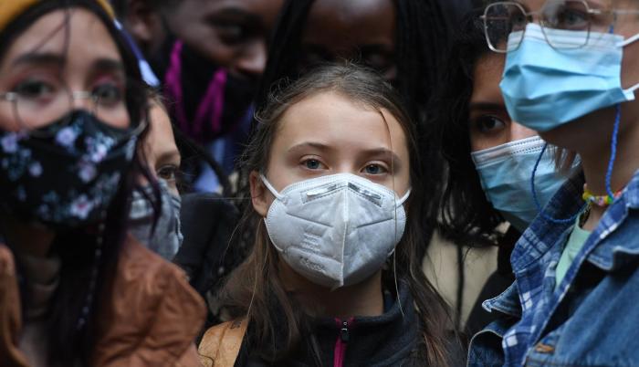 La activista ambiental sueca Greta Thunberg (C) asiste a una manifestación en la City de Londres, Gran Bretaña, el pasado 29 de octubre