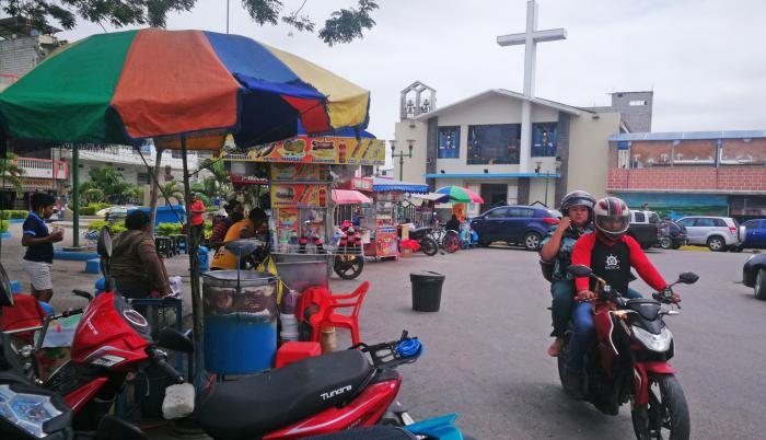 Imagen LA PLAZA CIVICA Y LA IGLESIA ATESTADA DE COMERCIANTES DE COMIDAS RAPIDAS