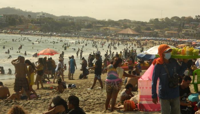 Playas. Los turistas eligieron un chapuzón. General Villamil lució completamente llena los días de asueto.
