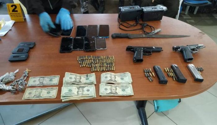 Parte del material decomisado en un operativo en la cárcel de Guayaquil.