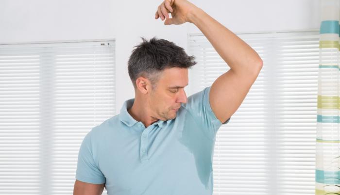 Este hombre padece de sudoración excesiva