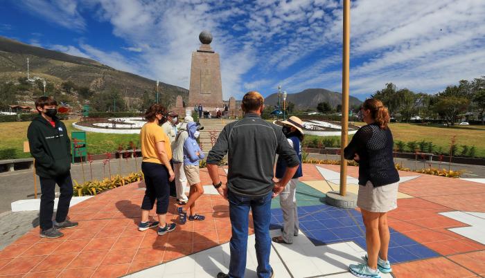 Turistas visitan la Ciudad Mitad del Mundo (Ecuador), en una fotografía de archivo.
