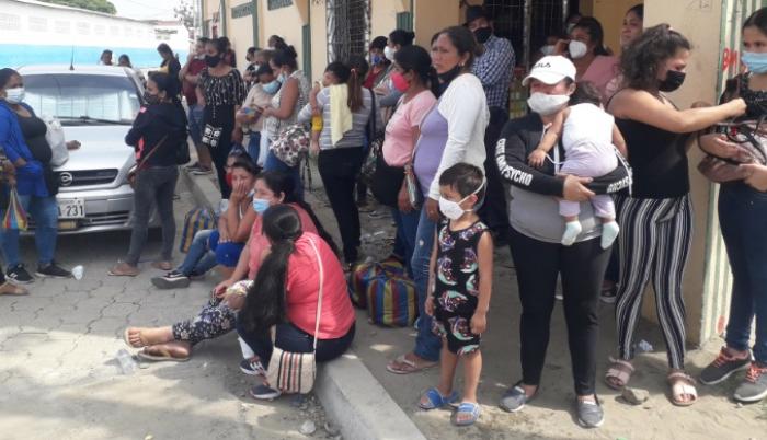 Quejas. Los padres reclaman por falta de organización, los niños debían entrar solos a la inoculación.