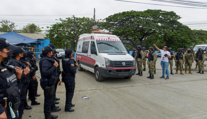 Una ambulancia sale hoy de la penitenciaría de Guayaquil (Ecuador).