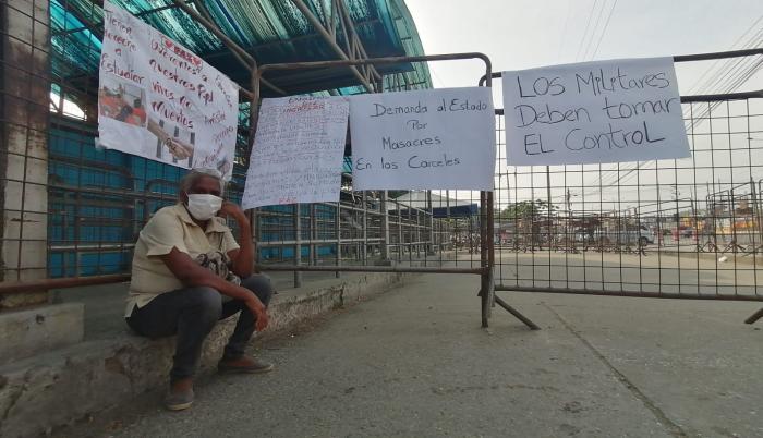 En los exteriores del centro carcelario quedaron algunos carteles elaborados por allegados de los reos