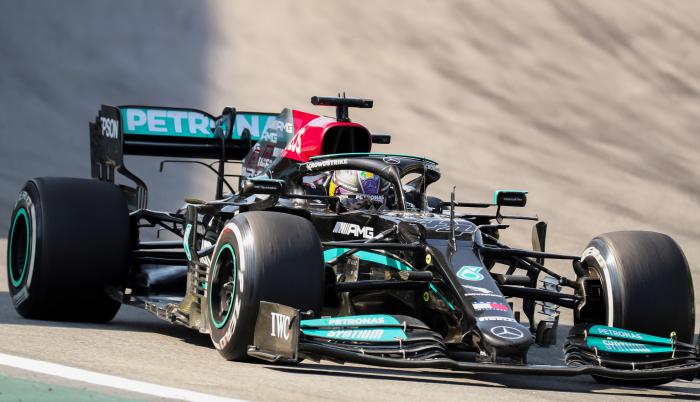 Hamilton, que arrancó décimo, se exhibió al remontar nueve puestos para ampliar a 101 su propio récord histórico de triunfos en la categoría reina al ganar en Interlagos