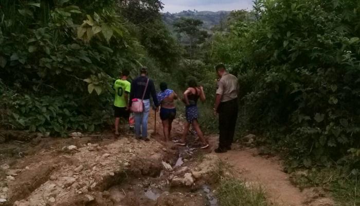 Turistas, en el sector de la cascada Salto de Oro, que pertenece a un terreno privado.