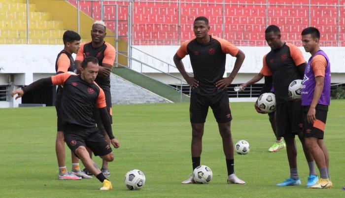 aucas-entrenamiento-Edison-Vega