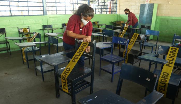 limpian escuela