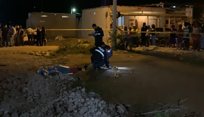 La Dirección de Muertes Violentas realizó el levantamiento de indicios y recolectó versiones de testigos, que permitan establecer la motivación de este nuevo hecho sangriento.