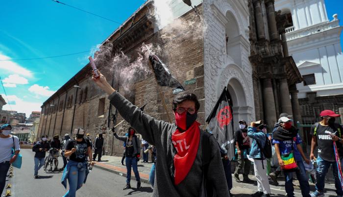 Estudiantes participan de una manifestación pacífica en Quito (Ecuador), en una fotografía de archivo.