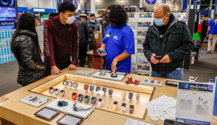 Compradores asisten a una tienda de electrodomésticos y equipos electrónicos durante