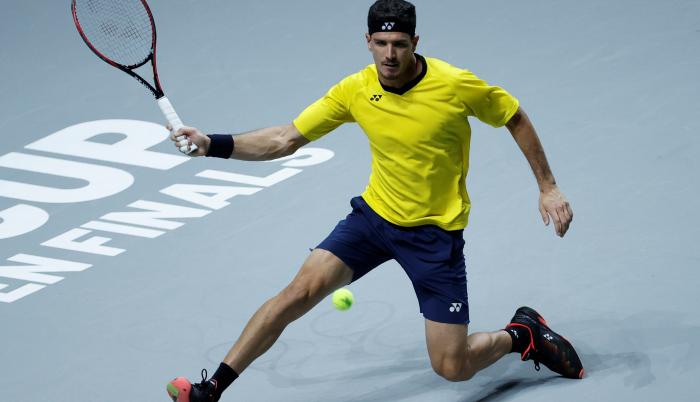 Emilio Gómez devuelve la bola al español Pablo Carreño en partido correspondiente a la eliminatoria de la fase final de la Copa Davis de tenis, entre España y Ecuador, este viernes en el Madrid Arena.