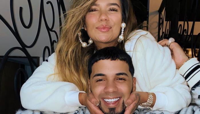 El cantante sorprendió a la colombiana en el Choliseo de San Juan, Puerto Rico para interpretar juntos el tema Culpables.