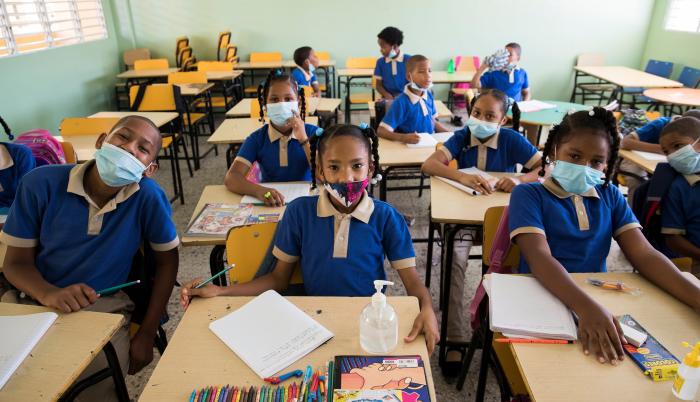 Estudiantes asisten un día de clases presenciales en una escuela pública, en una fotografía de archivo.