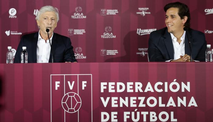 El argentino José Néstor Pekerman (i) habla en un rueda de prensa junto al presidente de a Federación Venezolana de Fútbol (FVF), Jorge Giménez, donde fue presentado hoy, como seleccionador de Venezuela en Caracas (Venezuela).
