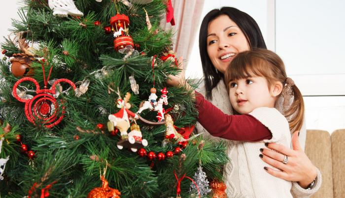 Madre e hija disfrutando del arreglo del árbol