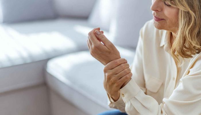 Mujer con dolor en la muñeca