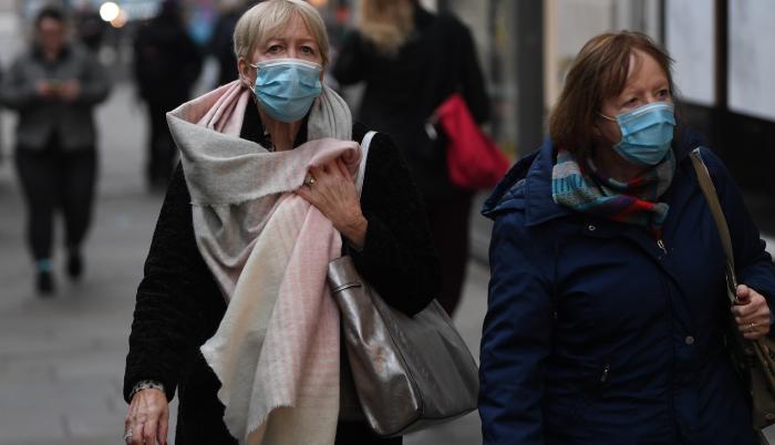 Gente con mascarilla por las calles de Londres, en una imagen de archivo.
