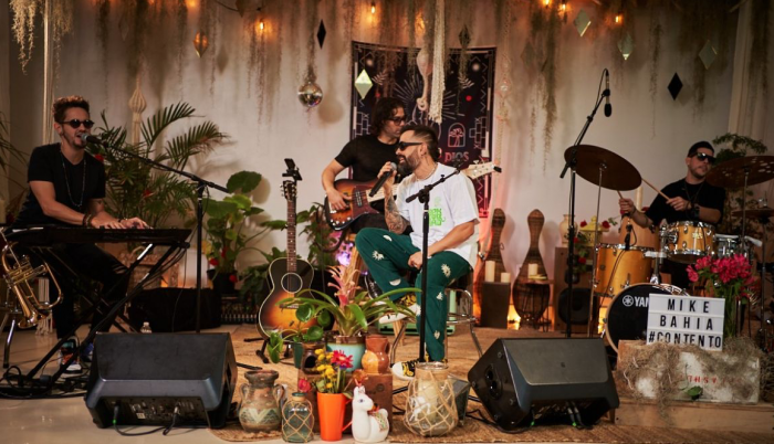 En un evento privado en Miami, el ganador del Grammy Latino hizo la presentación de su nuevo CD.