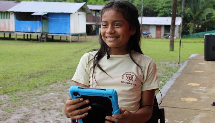 Kerly Anahí Cerda, de 12 años, habla con Efe el 30 de noviembre de 2021 mientras usa una de las tabletas entregadas por la empresa Hispasat en Alto Manduro, Orellana, en la Amazonía (Ecuador).
