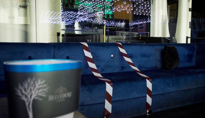 Señalización para respetar la distancia de seguridad en una discoteca.