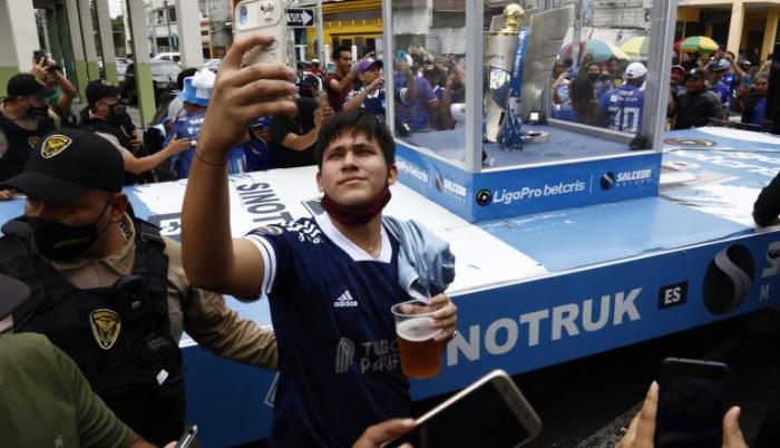 Hinchas se tomaron foto con el trofeo de la LigaPro.