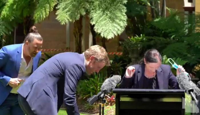Foto-Captura del video de la noticia de la araña gigante que ha irrumpido en una rueda de prensa sobre el covid en Australia.