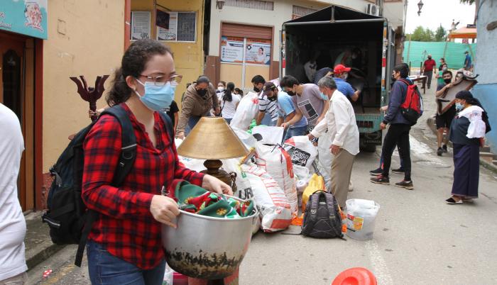 Angustia. Zarumeños se dan cita en la zona 0 con la esperanza de retirar todas sus pertenencias.