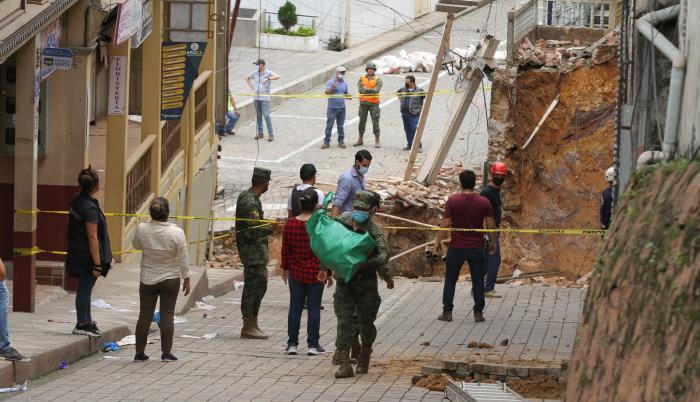 El escenario que deja el socavón reciente afecta a cien metros a la redonda.