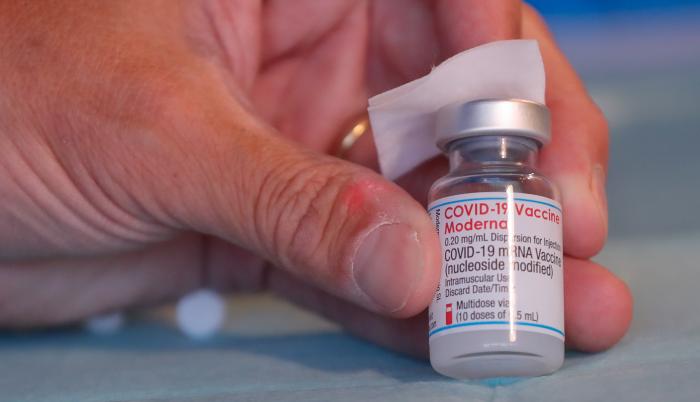 Fotografía de archivo de una vacuna contra la covid de la farmacéutica estadounidense Moderna.